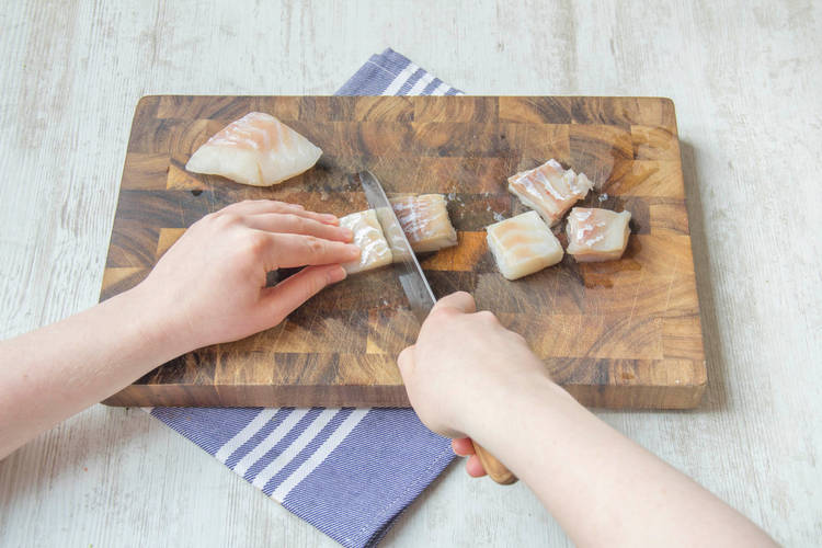 Snijd de kabeljauwfilet in 4 stukken