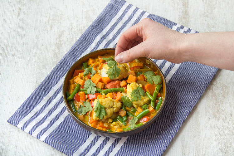 Verdeel de curry over de borden