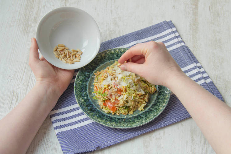 Garneer met de pijnboompitten en de achtergehouden grana padano en serveer