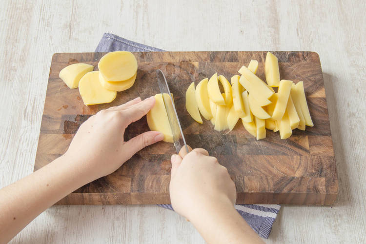 Kartoffeln in Stäbchen schneiden