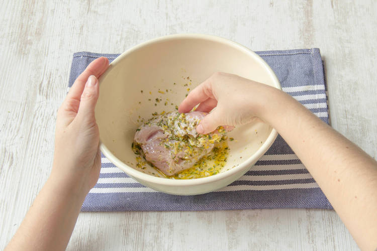 Putenbrust mit der Marinade vermengen