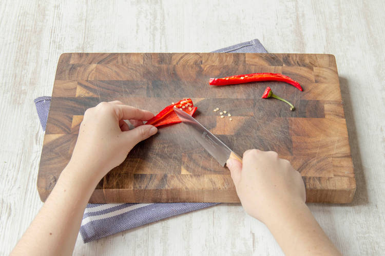 Chili waschen, schneiden und entkernen