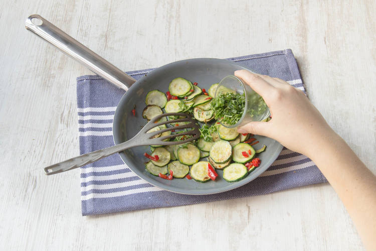 Zucchini anbraten und würzen
