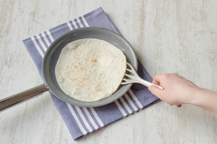 Tortilla in der Pfanne anbraten