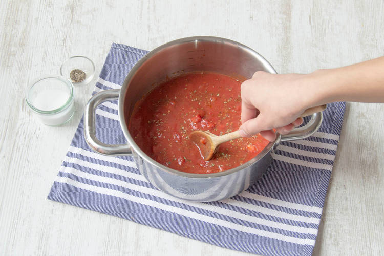Die Tomatensoße zubereiten