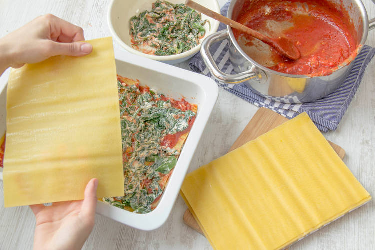 Lasagnenplatten belegen und in Auflaufform geben