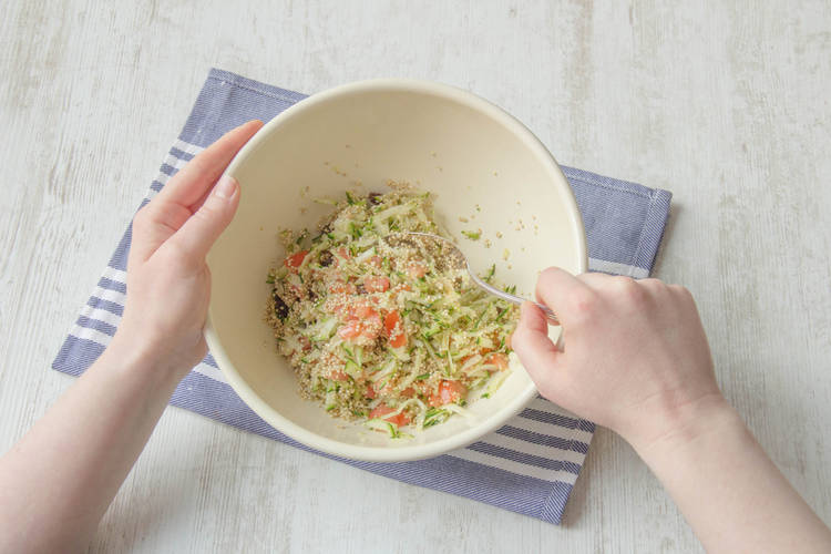 Quinoa zubereiten und mit Zutaten vermengen