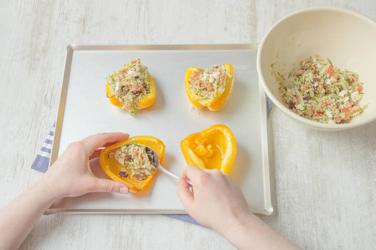 Paprika mit Quinoa-Mischung befüllen