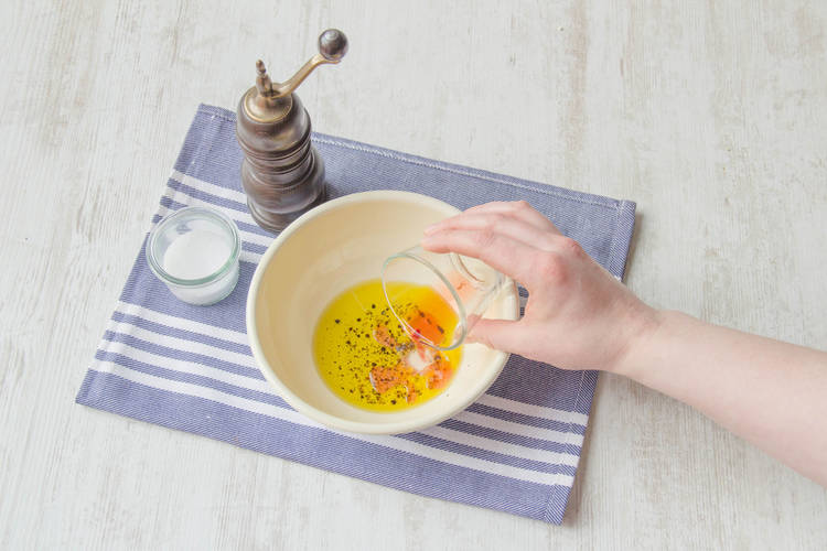 Dressing zubereiten und mit Salat vermengen