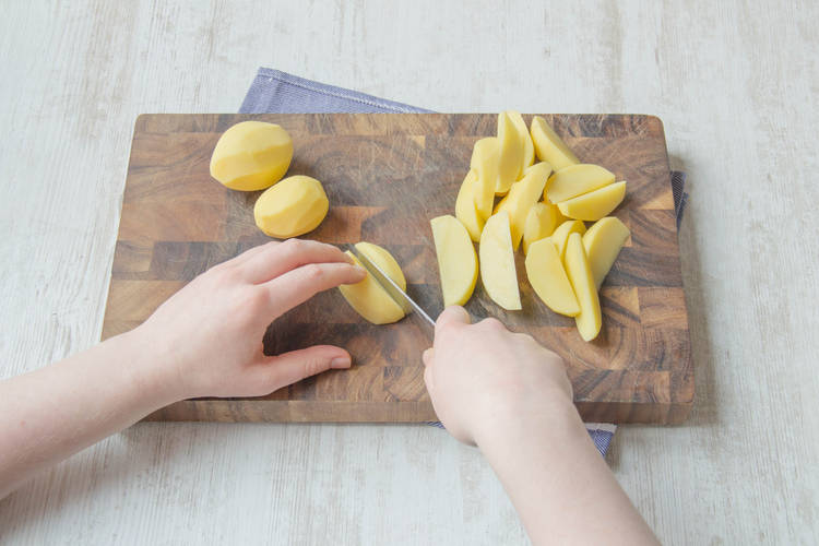 Kartoffeln zu Wedges schälen