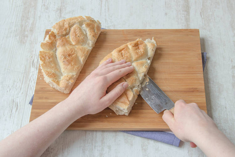 Aufgebackenes Fladenbrot mit Zutaten befüllen