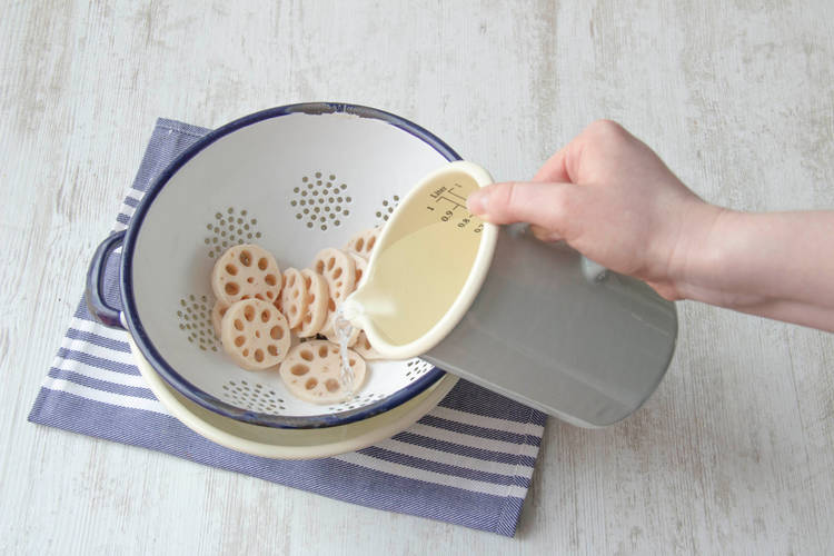 Lotuswürzel vor dem Kochen abgießen