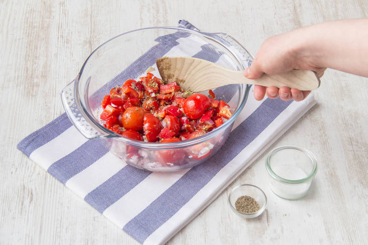Meng de tomaten, parika met de kruiden