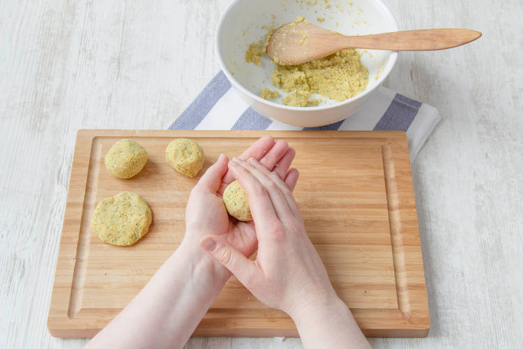 Kneed burgers van het falafeldeeg