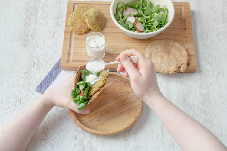 Serveer met de salade en yoghurtsaus