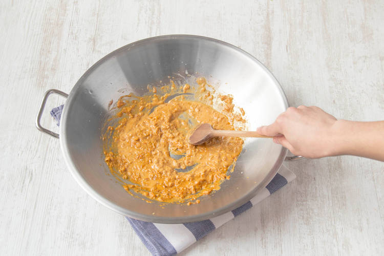 Verhit de currypasta