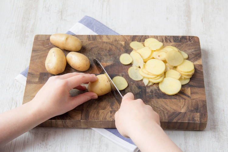 Snijd de aardappel in dunne plakken