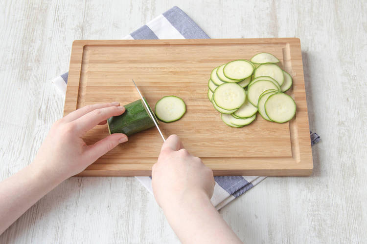 Snijd de courgette in klakken