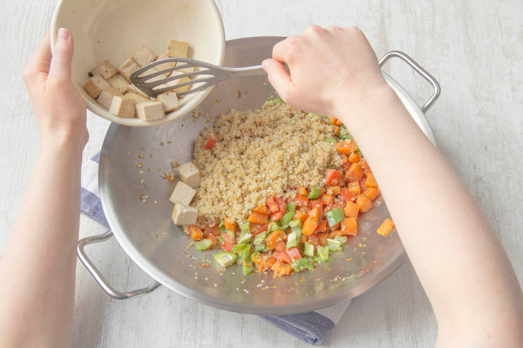 Voeg de tofu bij de groenten