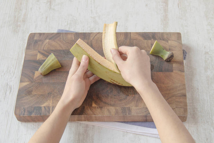 Kochbanane schälen und braten