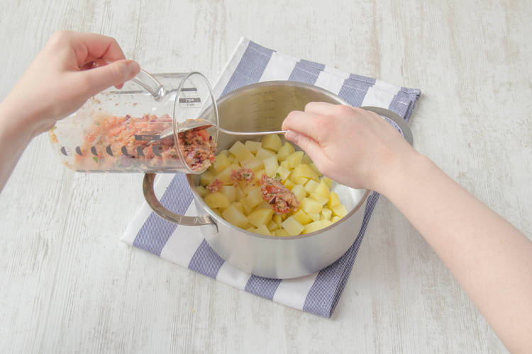 Tomaten-Mischung mit den Kartoffeln unterrühren