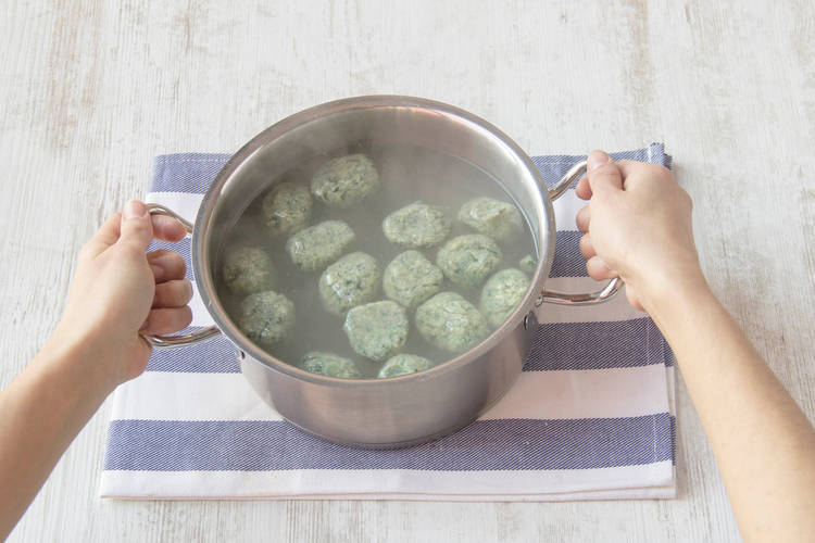 Malfatti-Bällchen kochen