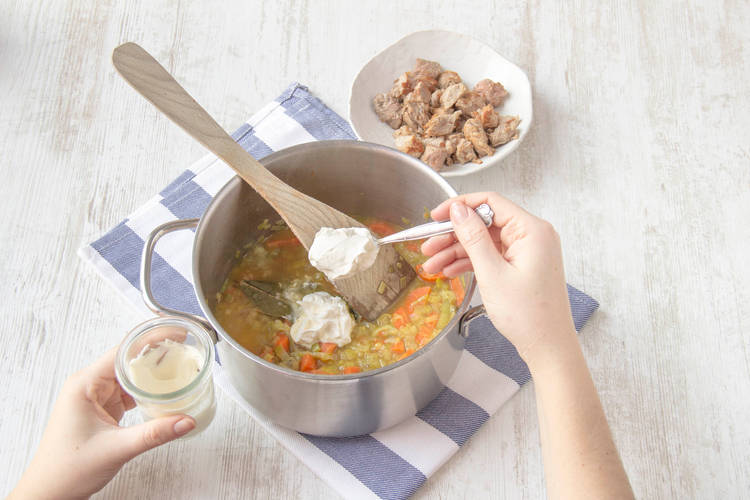 Brühe und Crème fraîche einrühren