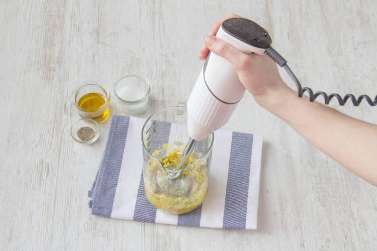 Paste mit dem Mixer zubereiten