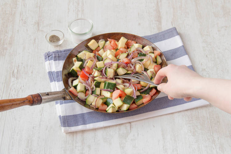 Zwiebeln dünsten und Gemüse braten