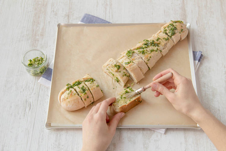Bestrichenes Baguette backen