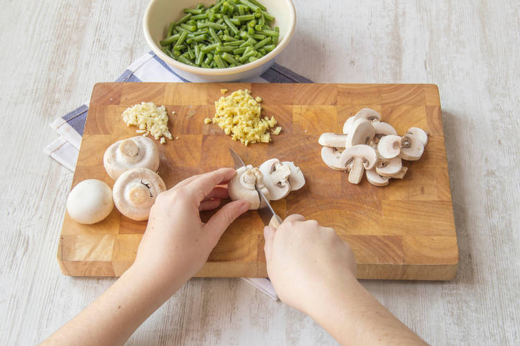 Snijd de champignons in plakken