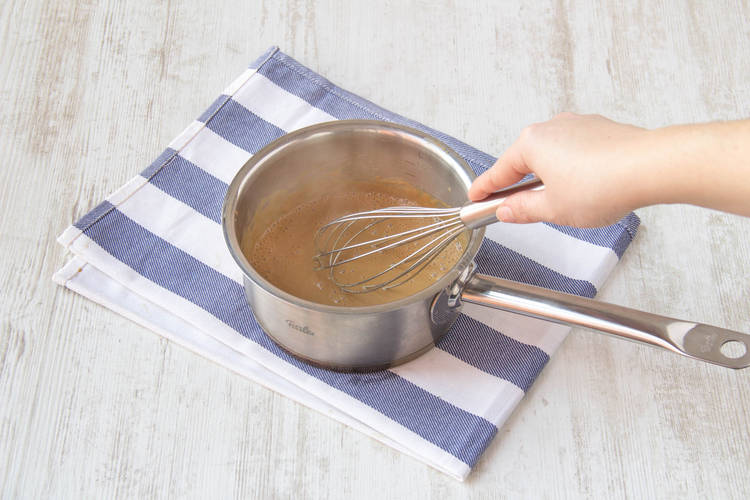 Roer tot een dikke saus