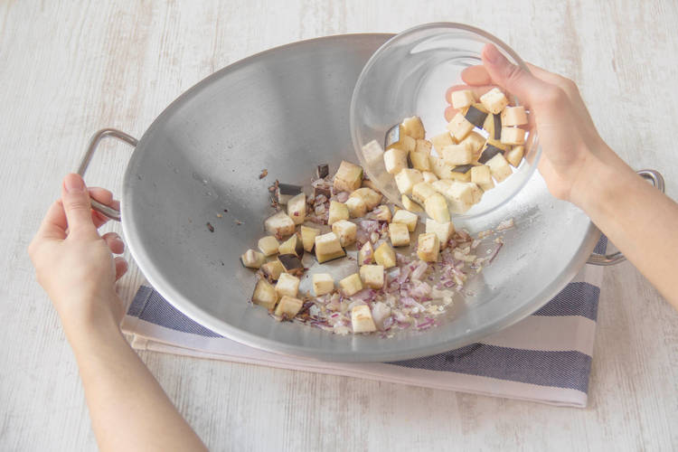Voeg de aubergine bij de rode ui