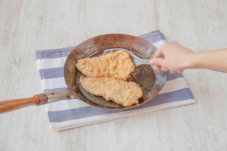 Das panierte Schnitzel anbraten