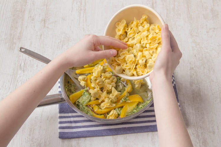 Die Fiorello mit dem Gemüse und Parmesan vermengen