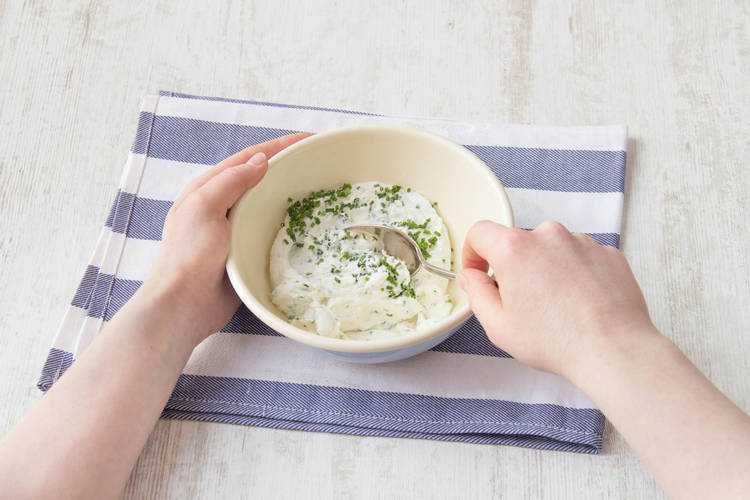 Den Quark mit frischen Kräutern verrühren