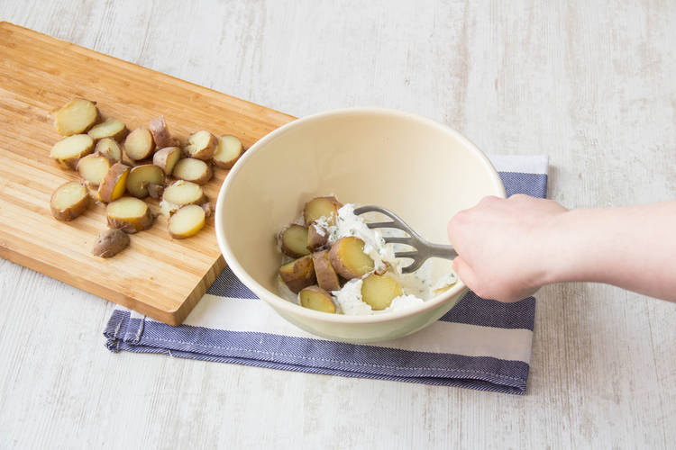 Kartoffeln mit dem Quark und Gurke zusammenrühren