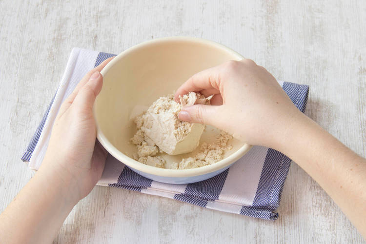 Den Tofu zerbröseln