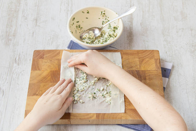 Den Filoteig mit dem Feta bestreichen