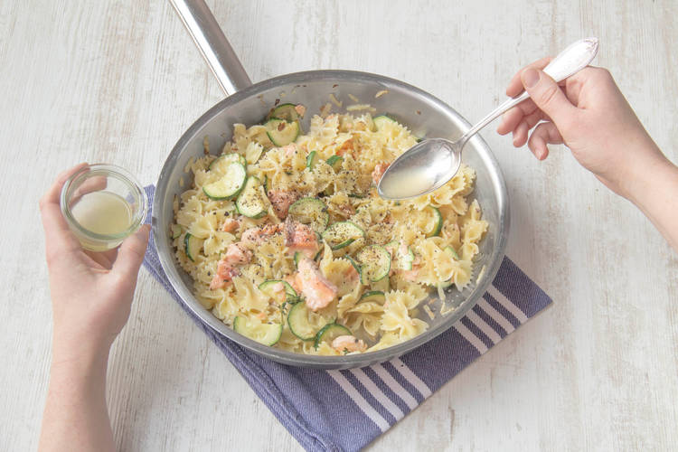 Voeg de farfalle en zalm bij de courgette