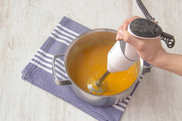 Pureer de soep met een staafmixer of in een blender