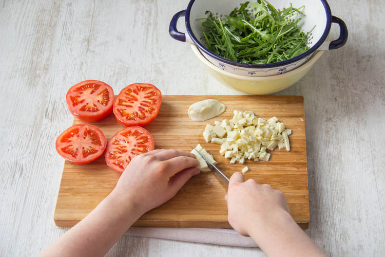 Mozzarella würfeln