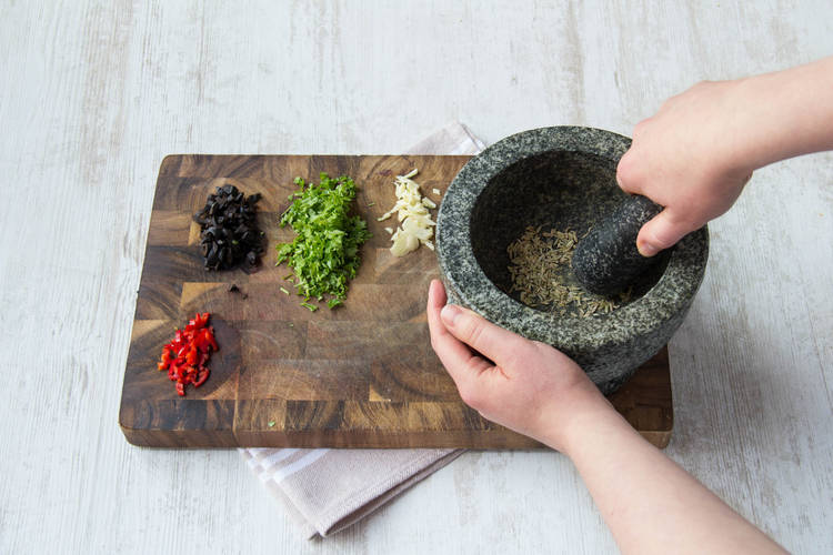 Crush the fennel seeds