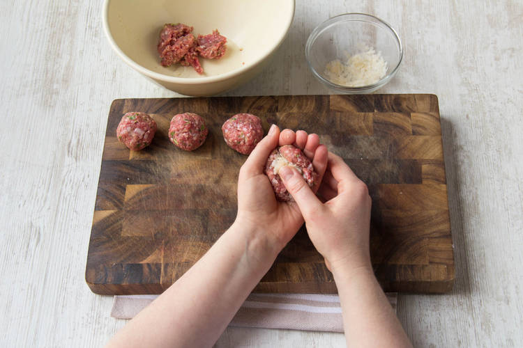 Prepare the meatballs