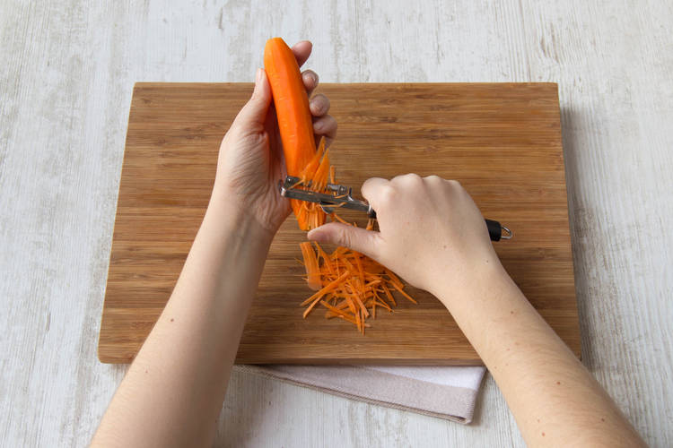 Shred the carrot