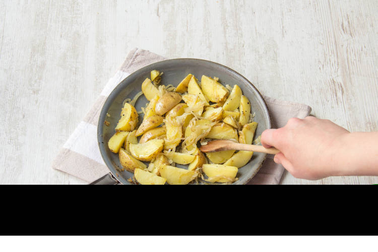 Kartoffeln mit Zwiebeln anbraten