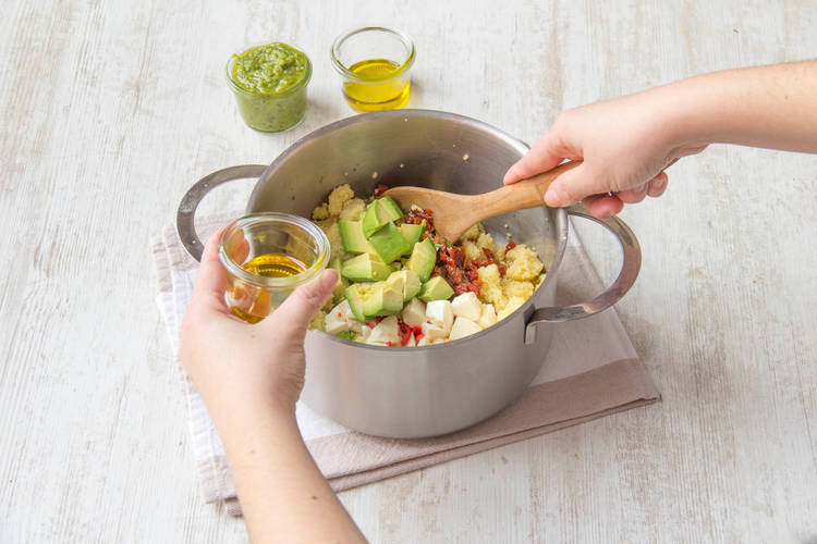 Mozarella und Gemüse zum Couscous hinzugeben
