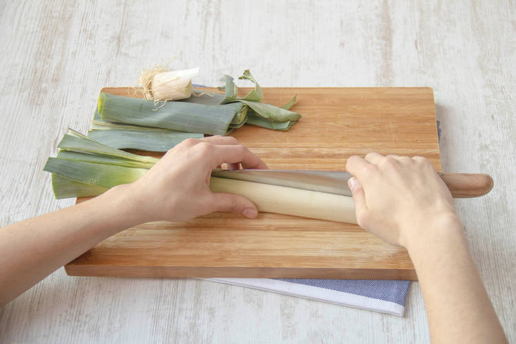 Halve the leek lengthwise