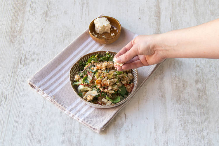 Verdeel het gerecht over de borden en garneer met de achtergehouden feta