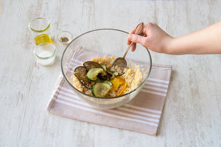 Voeg de gegrilde groenten bij de couscous